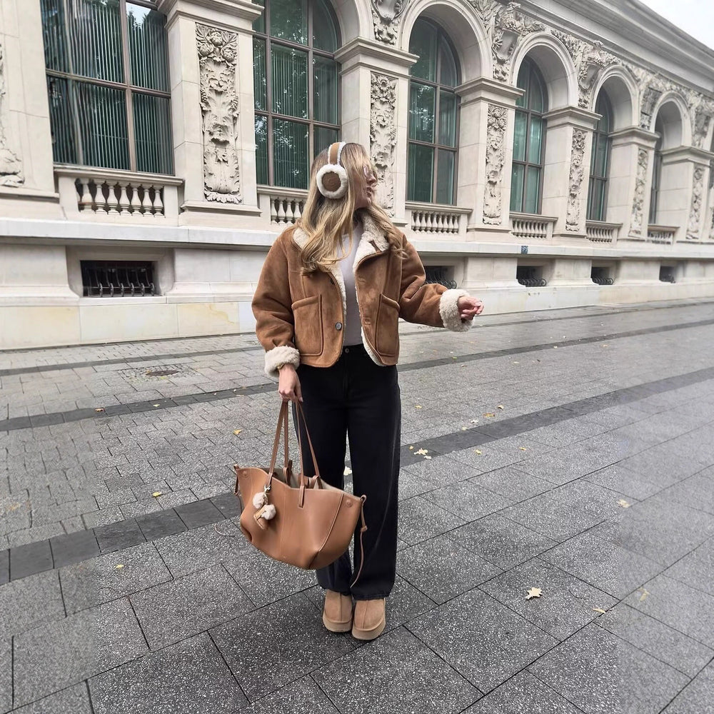 Damen Kurzjacke im Lammfell‑Look mit hohem Stehkragen und aufgesetzten Taschen Shop Nory