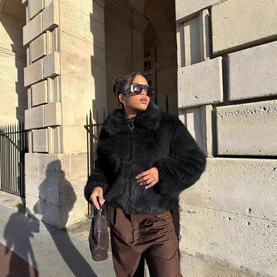 Damen Kurzblouson aus veganem Hochflor‑Kunstpelz im geradlinigen Boxy‑Schnitt mit verdecktem Reißverschluss Shop Nory