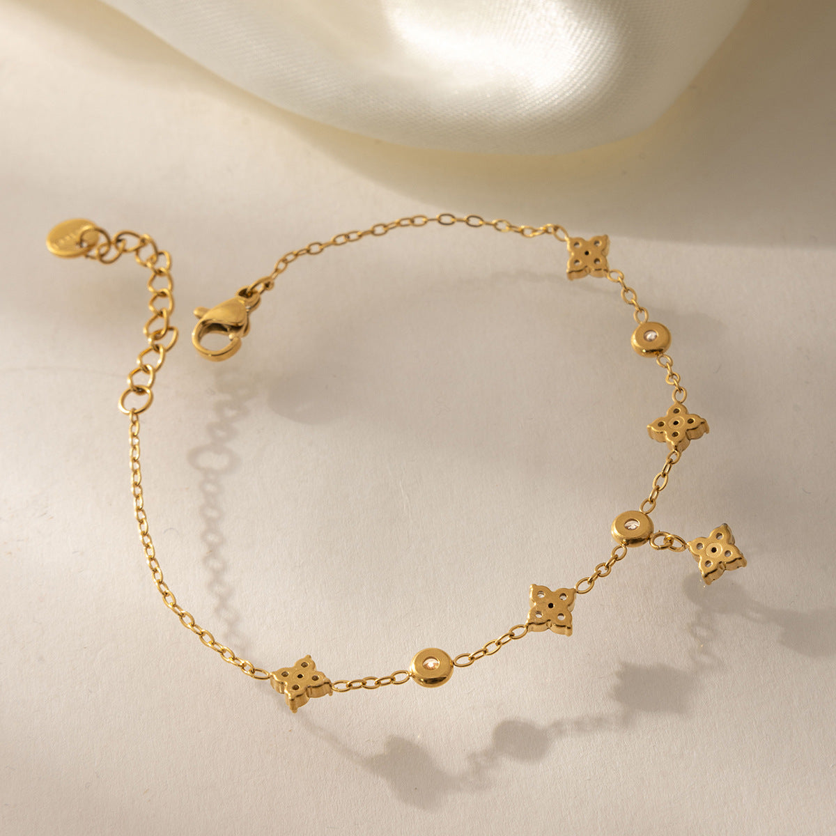 Damen Armband mit funkelnden Zirkonia-Akzenten Shop Nory