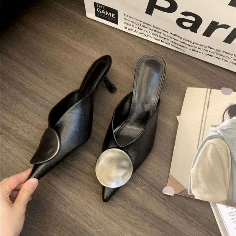 Damen spitz zulaufende Mule mit niedrigem Kitten‑Heel und dekorativer Metallplakette Shop Nory
