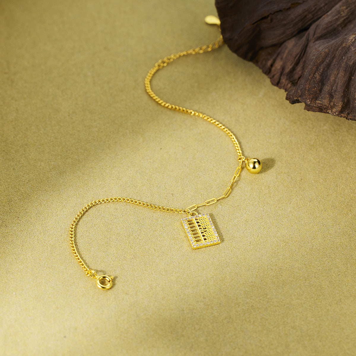 Damen Armband mit stilvollem Anhänger und funkelnden Details Shop Nory