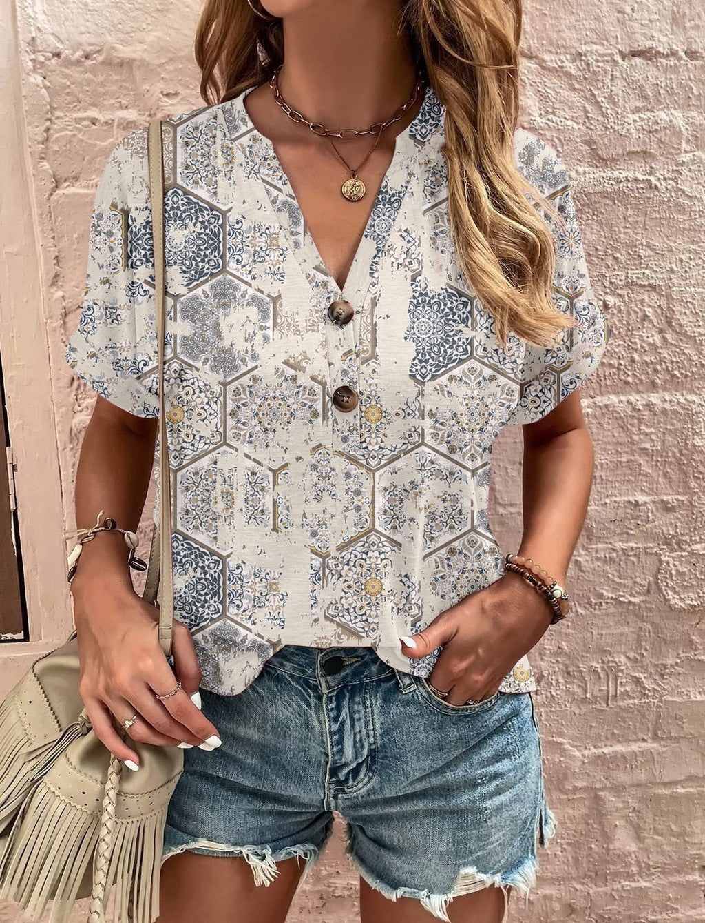 Damen Lässiges Kurzärmliges Blusenshirt mit Verspieltem Paisleymuster und Modernen Knopfdetails Shopnory
