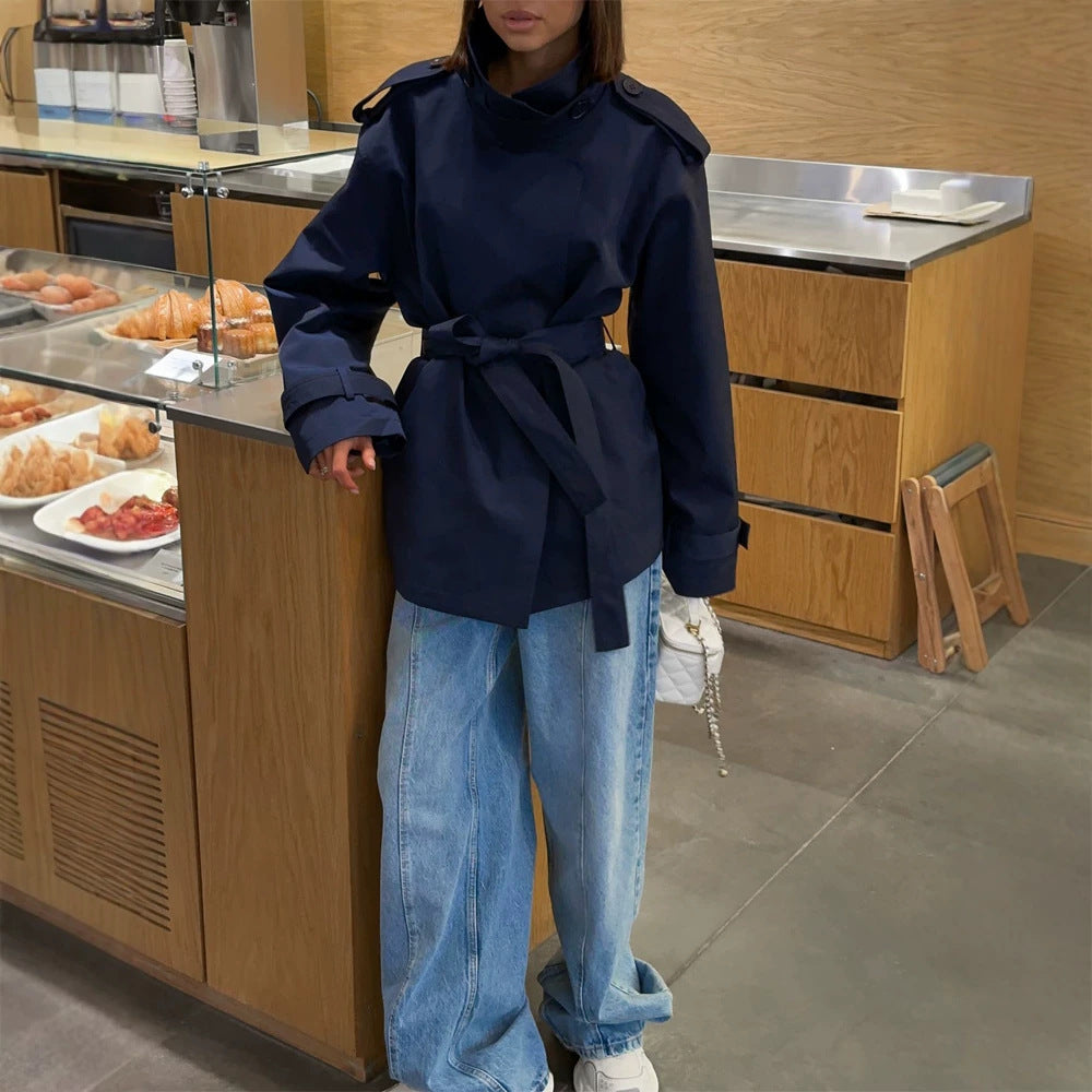 Damen Kurztrenchcoat mit Bindegürtel, hohem Stehkragen und Schulterklappen Shop Nory