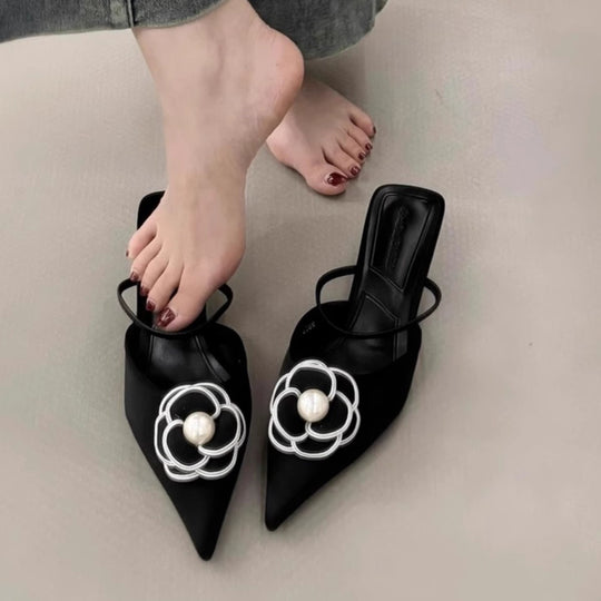 Damen Spitz zulaufende Mulepantoletten mit Blumenornament und zarter Riemchenführung Shop Nory