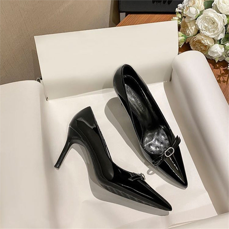 Damen Spitz zulaufende Lack‑Pumps mit hohem Stiletto‑Absatz und Kristall‑Schleifenapplikation Shop Nory