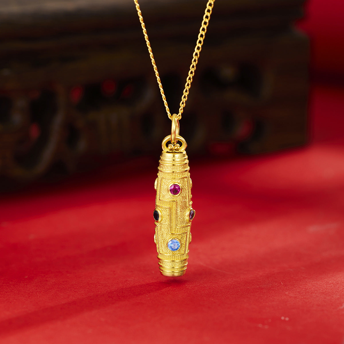 Damen Anhänger-Halskette mit kunstvollem Relief-Design und bunten Zirkonia Shop Nory