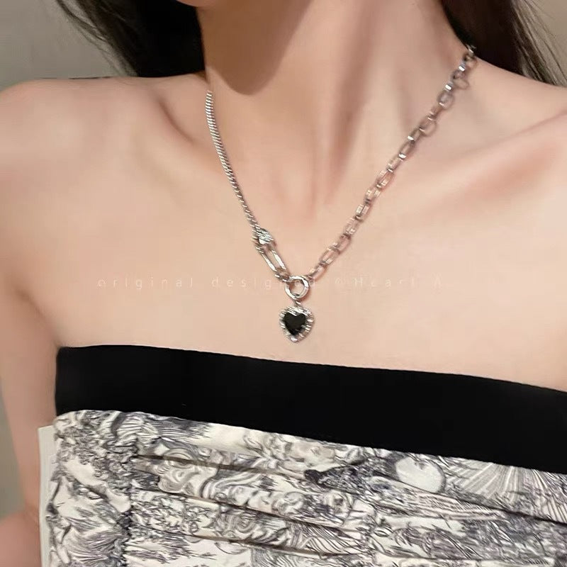 Damen Halskette mit Herzanhänger und modischen Sicherheitsnadel-Details Shop Nory