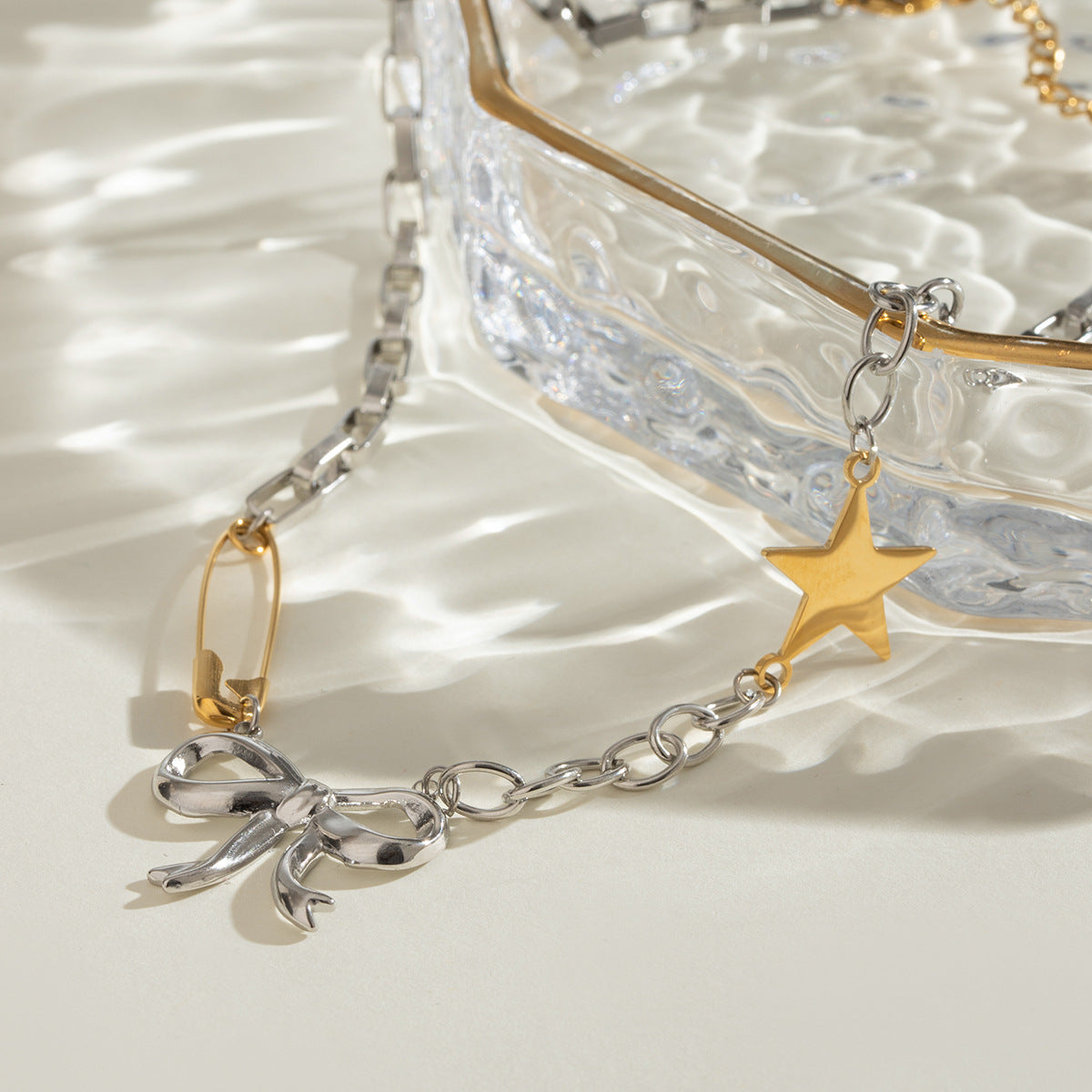 Damen Armband mit funkelndem Stern- und Schleifenmotiv aus hypoallergenem Edelstahl Shop Nory