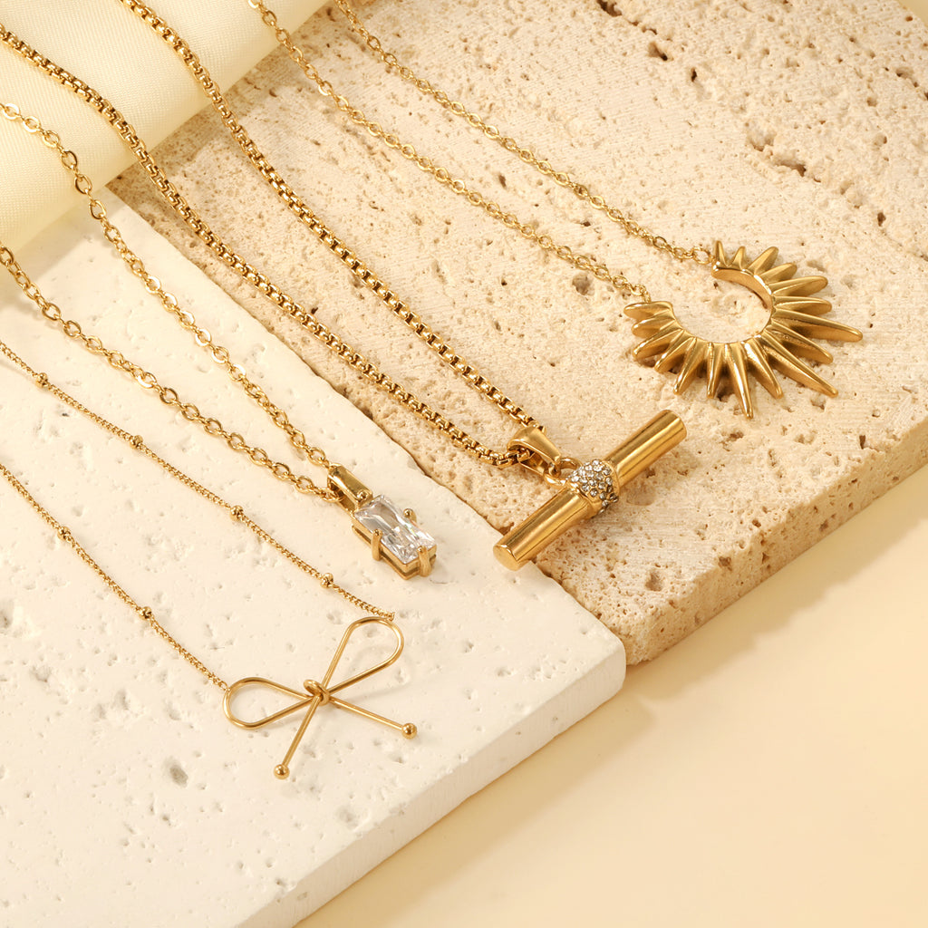 Damen Halskette mit funkelndem Anhänger aus Edelstahl und goldplattiertem Design Shop Nory