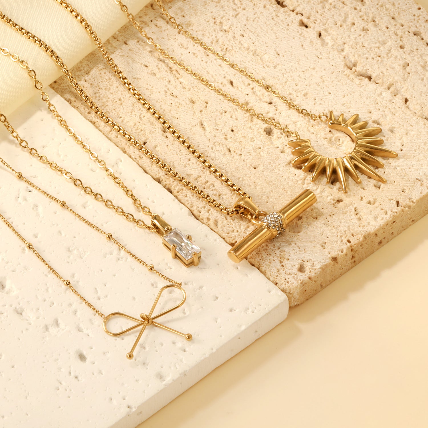 Damen Halskette mit funkelndem Anhänger aus Edelstahl und goldplattiertem Design Shop Nory
