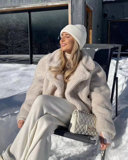 Damen Kurz geschnittene Teddy‑Boxyjacke mit Schalkragen und praktischen Eingrifftaschen Shop Nory