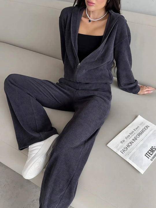 Damen kurz geschnittene Kapuzenjacke und Jogginghose Set aus Cordoptik Shop Nory