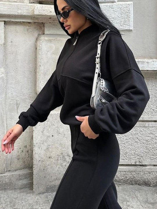 Damen sportive Oversize-Fleecejacke mit diagonaler Reißverschluss-Optik und weit geschnittener High-Waist-Jogginghose Shop Nory