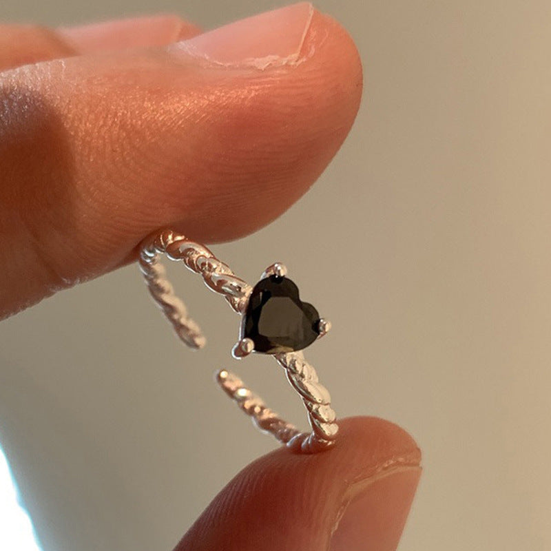 Damen Offener Ring mit kunstvollem Twist-Design und funkelndem Herzstein Shop Nory