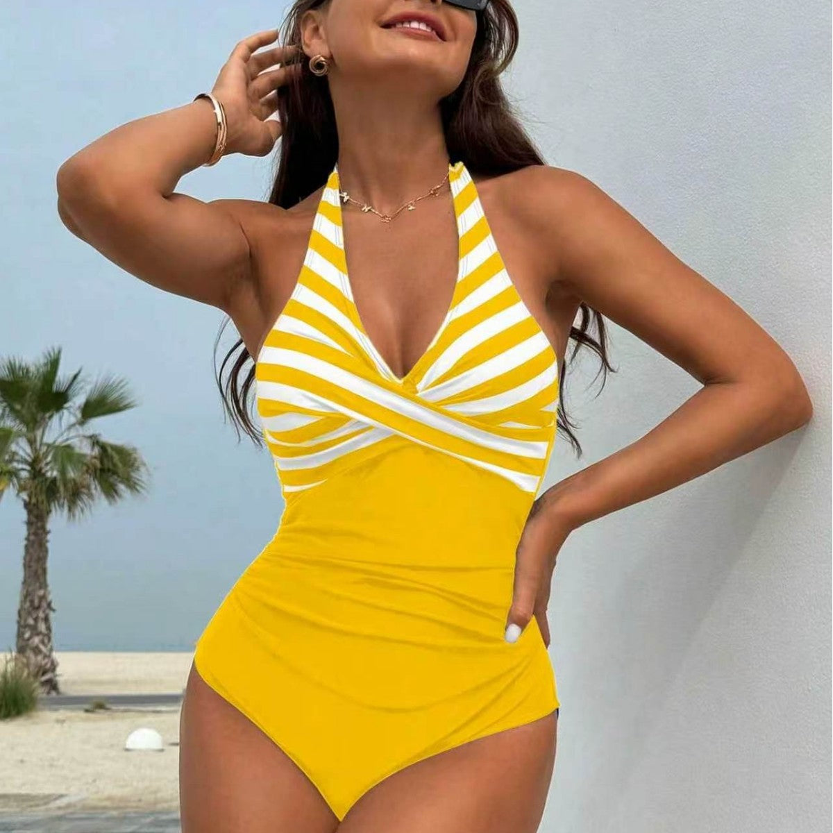 Damen Badeanzug mit eleganten Streifen