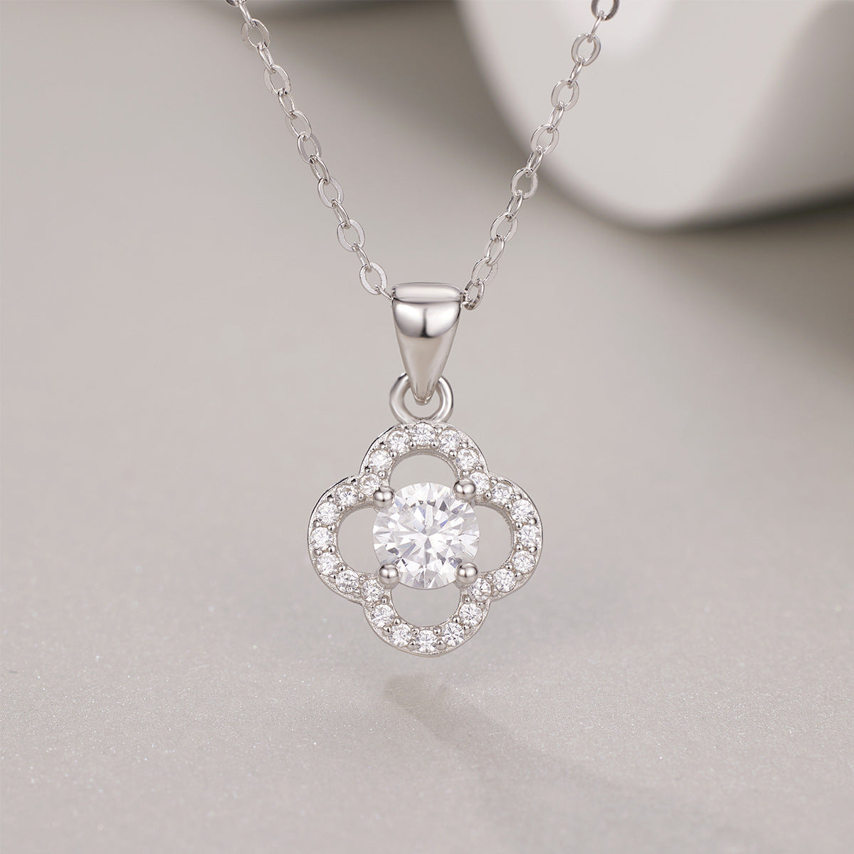 Damen elegante Halskette mit floralem Anhänger und funkelnden Zirkonia Shop Nory
