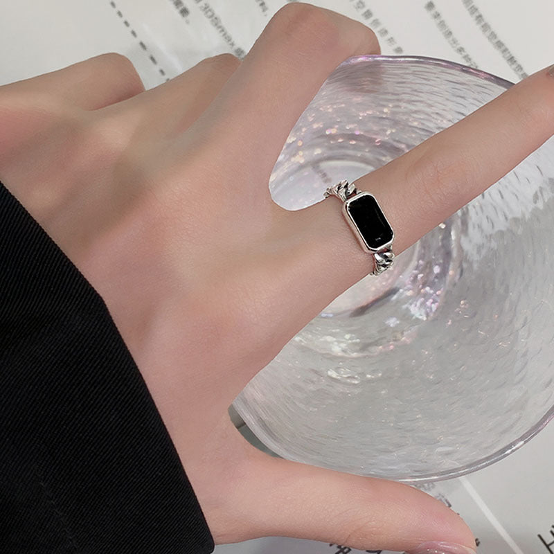 Damen Eleganter Ring mit rechteckigem Onyx und kunstvollem Wickeldesign Shop Nory