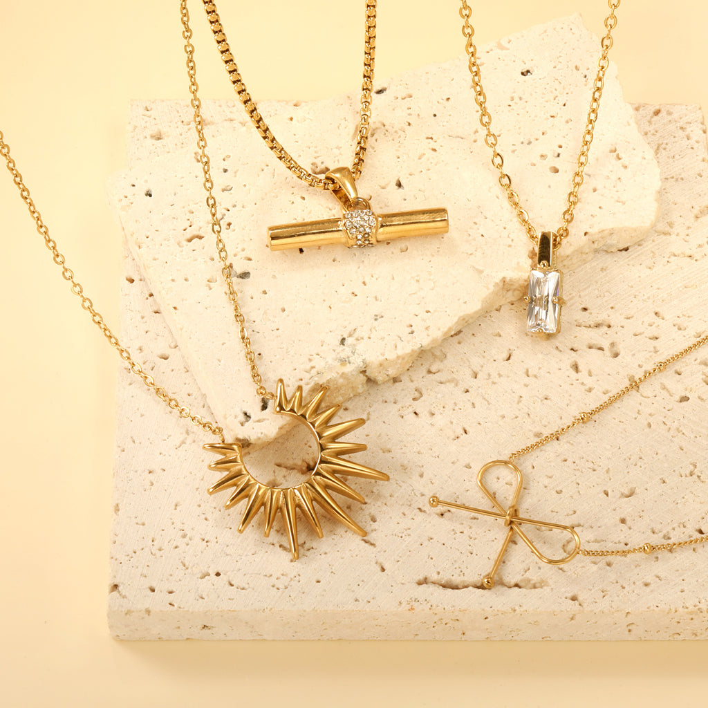 Damen Halskette mit funkelndem Anhänger aus Edelstahl und goldplattiertem Design Shop Nory