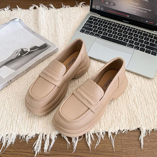Damen Modische Chunky-Loafer mit profilierter Gummisohle, Kunstleder und dekorativer Metal-Applikation Shop Nory