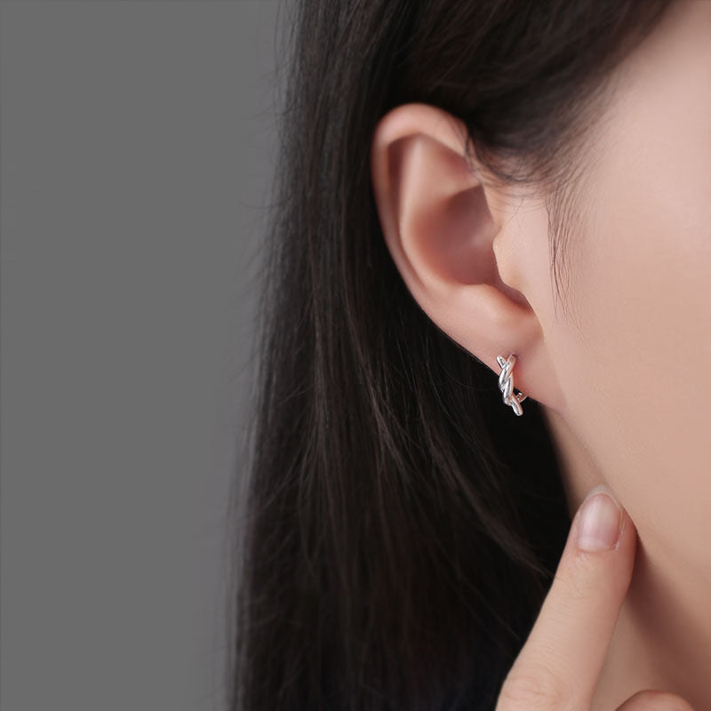 Damenohrringe mit elegantem, gedrehtem Design und funkelndem Glanz Shop Nory