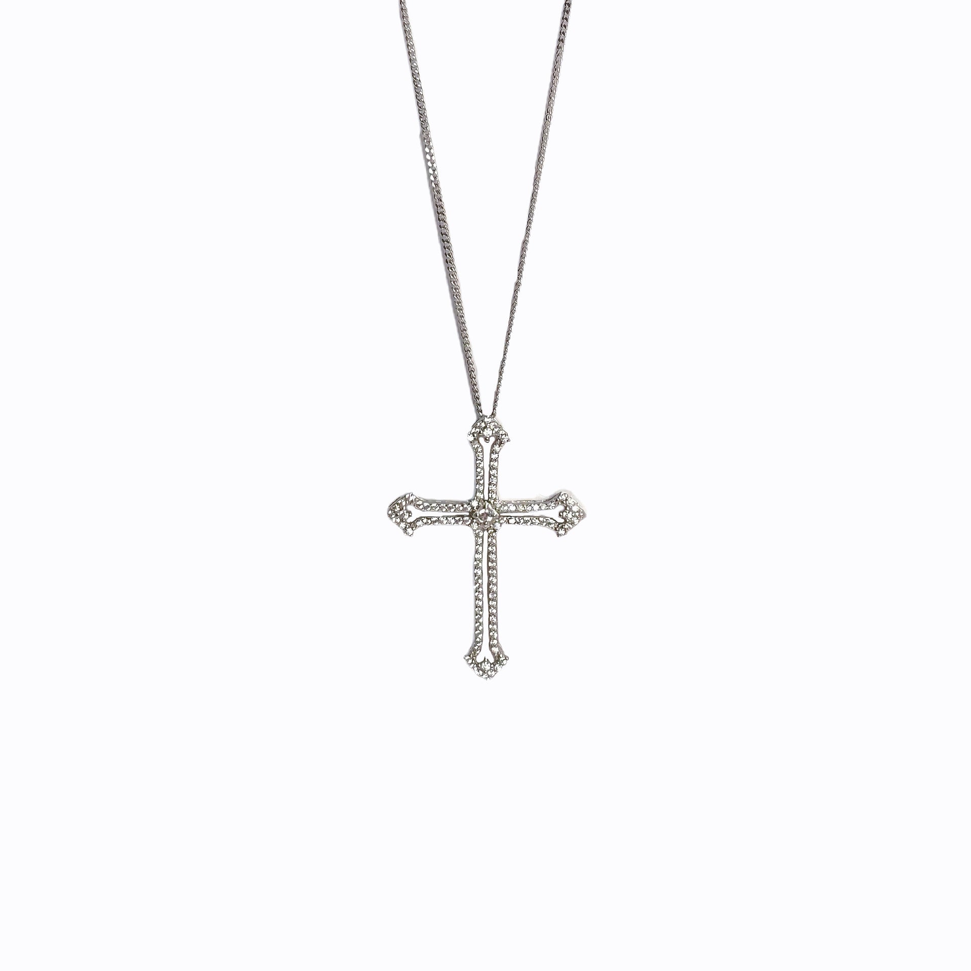 Damen Halskette mit kunstvollem Kreuz-Anhänger und funkelnden Zirkoniasteinen Shop Nory