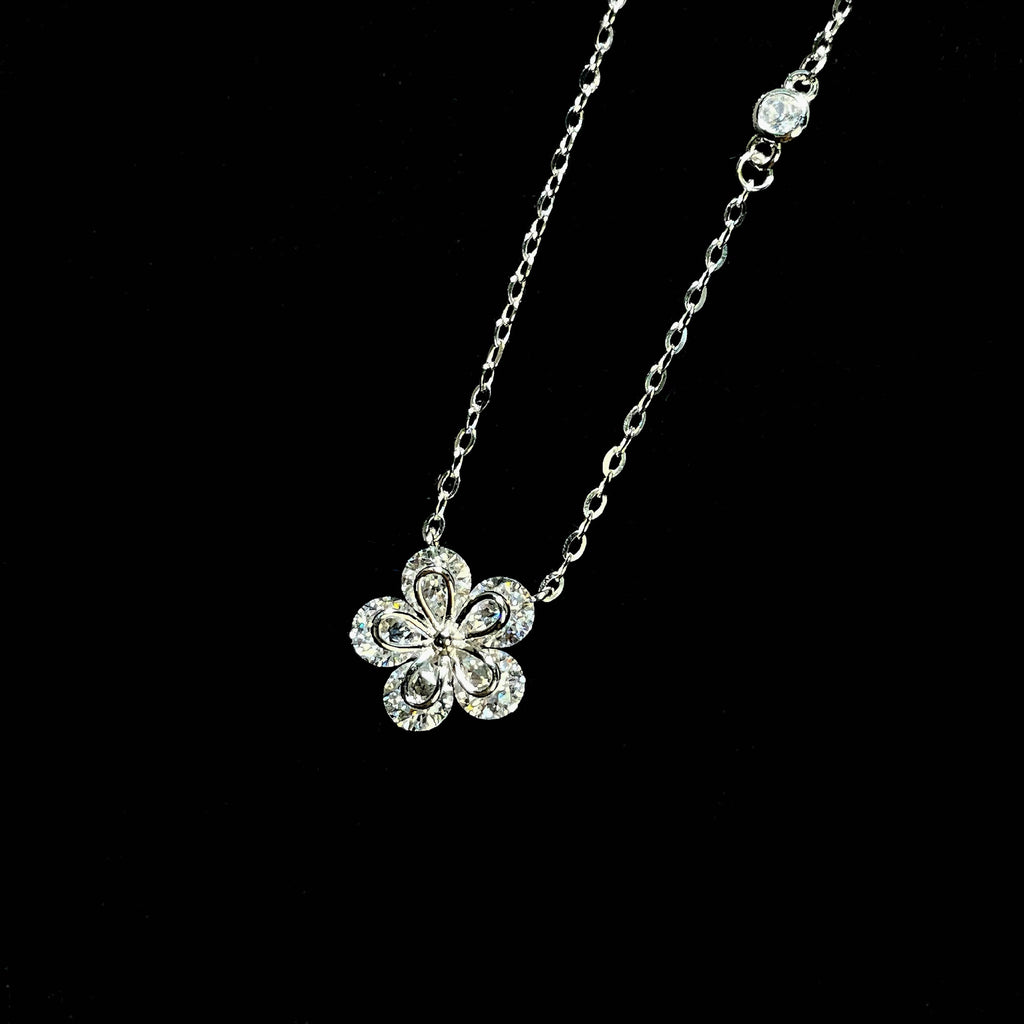 Damen Zarte Halskette mit floralem Anhänger und funkelnden Zirkonia Shop Nory