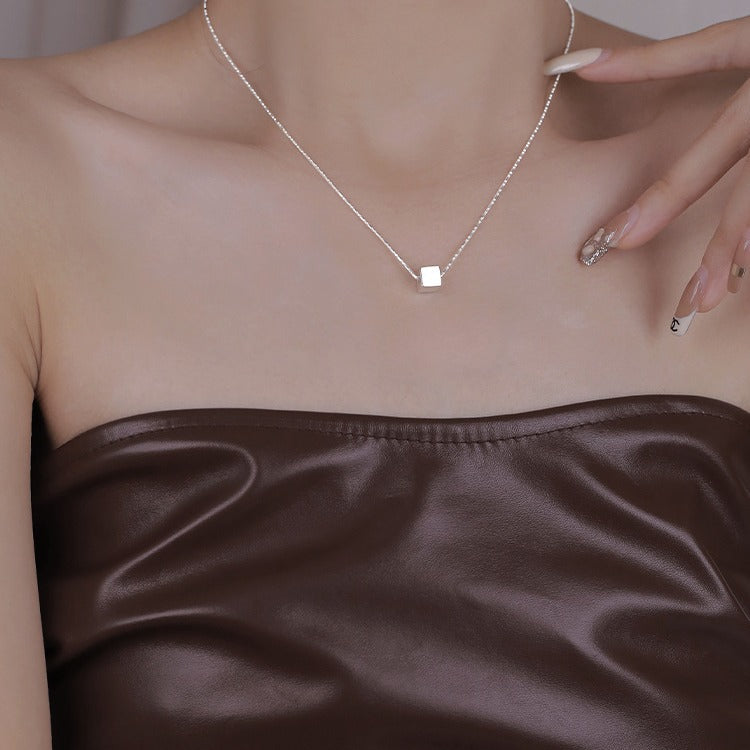 Damen Halskette mit modernem, geometrischem Würfelanhänger Shop Nory