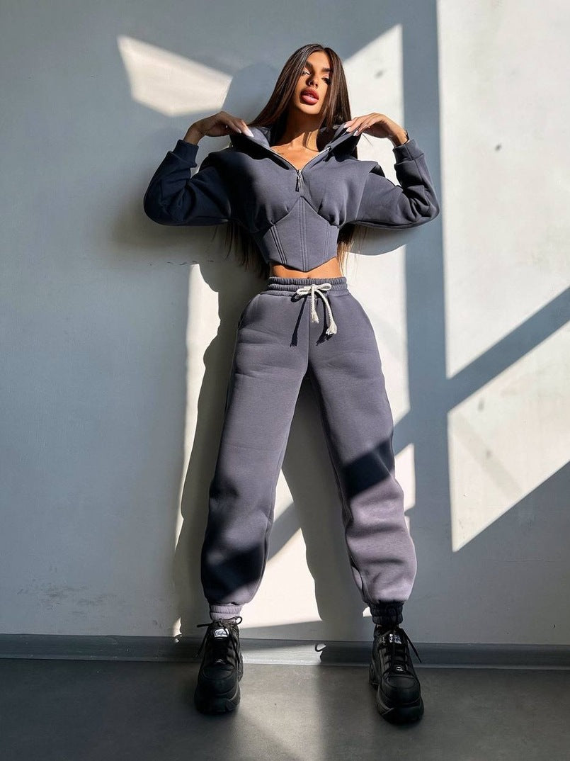 Damen Crop-Kapuzenjacke mit Korsagennaht und High-Waist Jogginghose Shop Nory