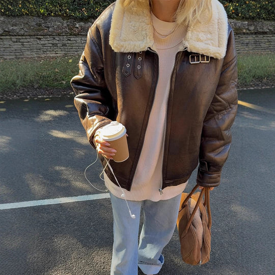 Damen Oversize Fliegerjacke aus Kunstleder mit Teddyfutter und breitem Schnitt Shop Nory