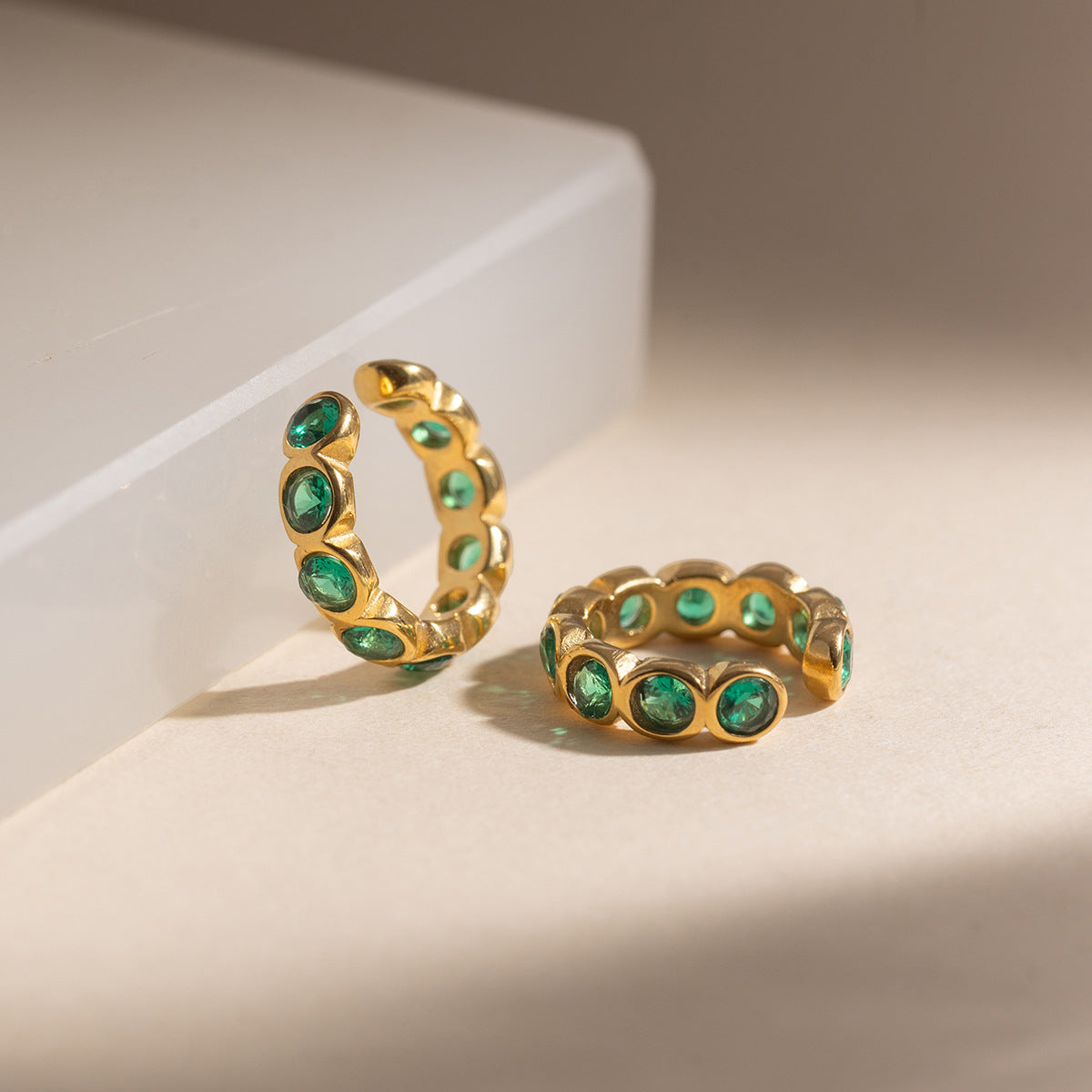 Damen eleganter Ring mit funkelnden grünen Zirkonia Shop Nory