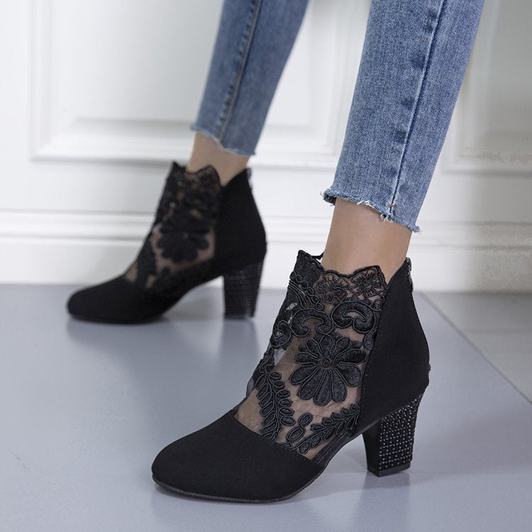 Damen Stiefelette mit transparentem Blumen-Spitzeinsatz und dekorativem Blockabsatz Shop Nory