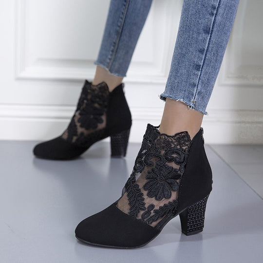 Damen Stiefelette mit transparentem Blumen-Spitzeinsatz und dekorativem Blockabsatz Shop Nory