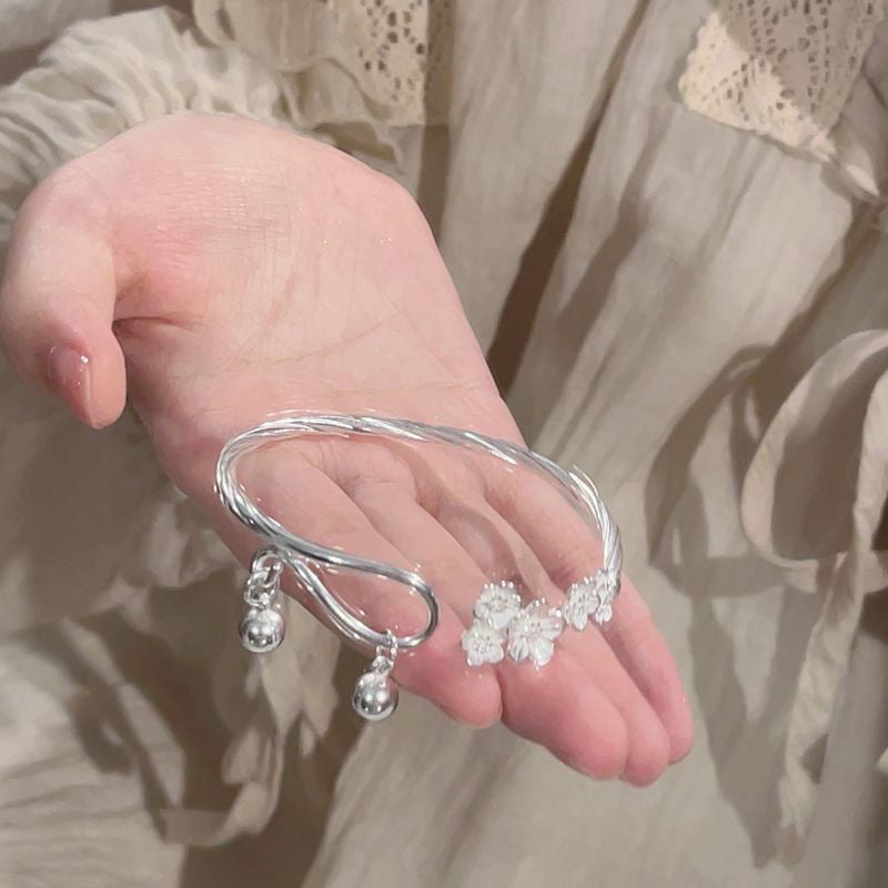 Damen Armreif mit kunstvollem Blumendesign und glamourösen Perlenakzenten Shop Nory