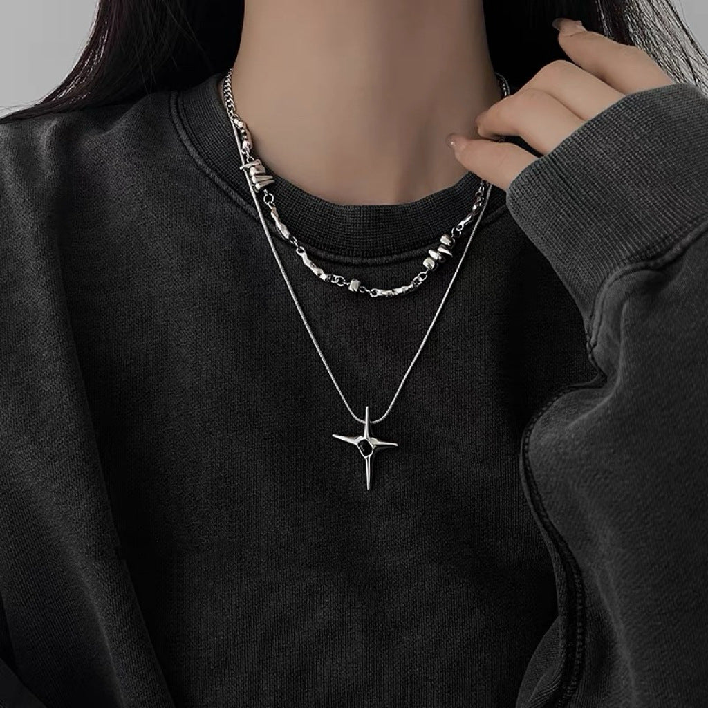 Damen Halskette mit modernem dreidimensionalem Anhänger und eleganten Kettendetails Shop Nory