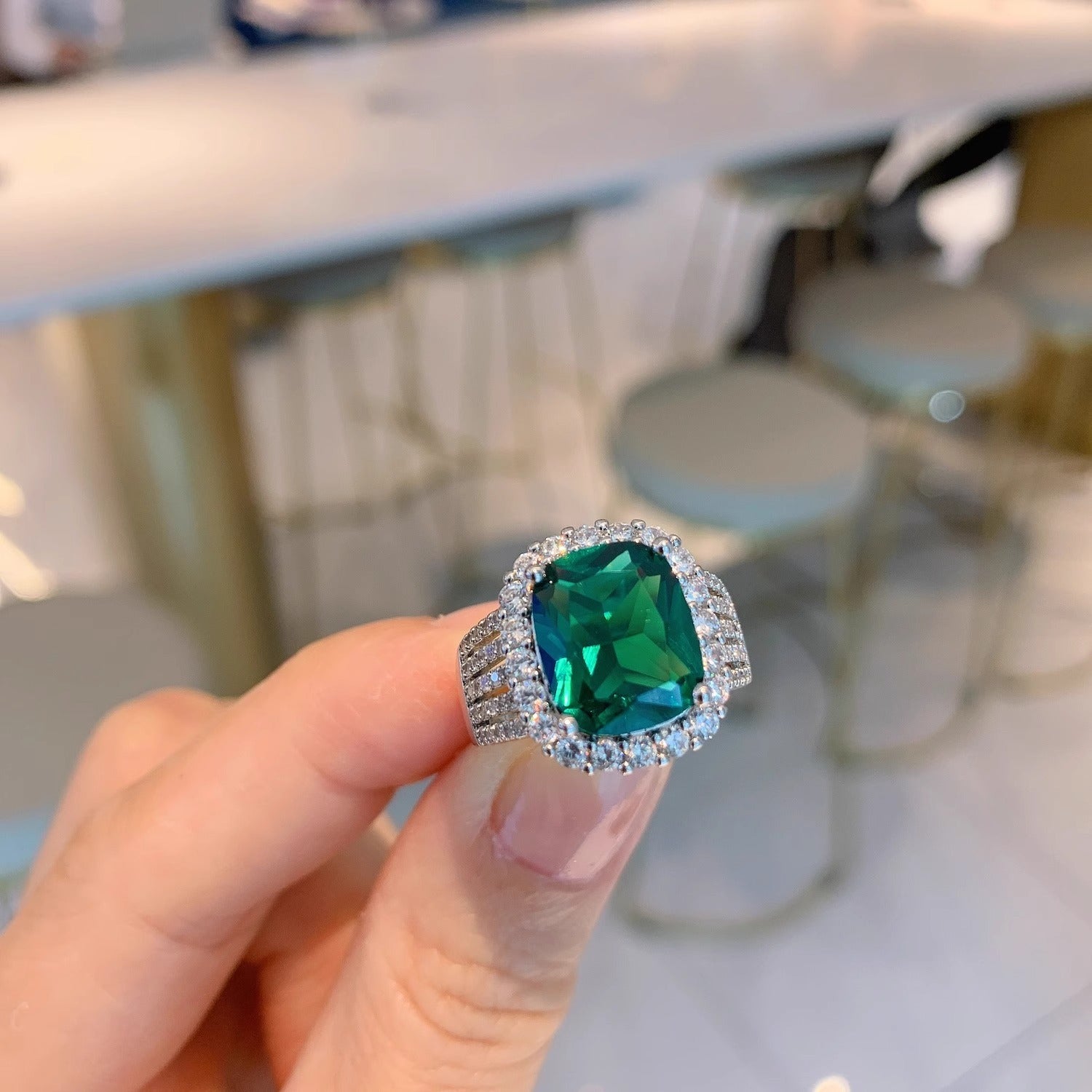 Damenring mit exquisitem, tiefblauem Edelstein und funkelndem Zirkonia-Besatz Shop Nory