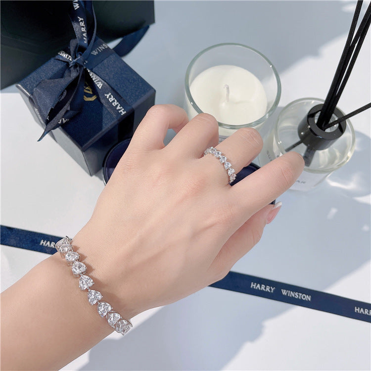 Damen Funkelnder Diamant-Cocktailring mit Herz-Akzenten Shop Nory