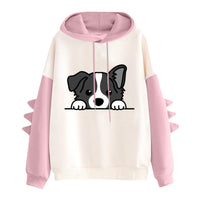 Kleiner schwarzer Hund Rosa