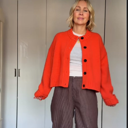 Damen Grobstrick Cropped Cardigan mit überschnittener Schulter & breiten Rippbündchen Shop Nory