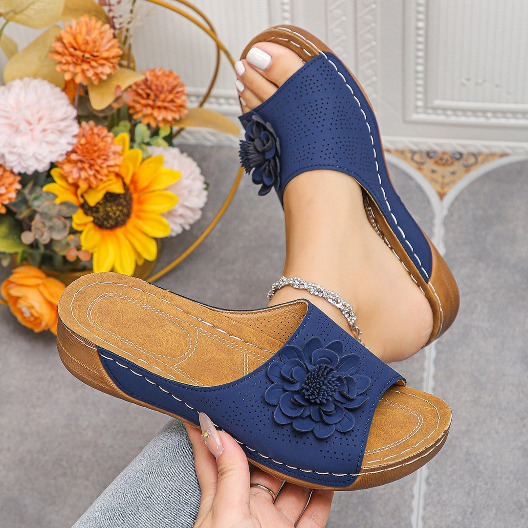 Damen Gepolsterte Peeptoe-Mule mit Blumenapplikation und ergonomischer Keilsohle Shop Nory