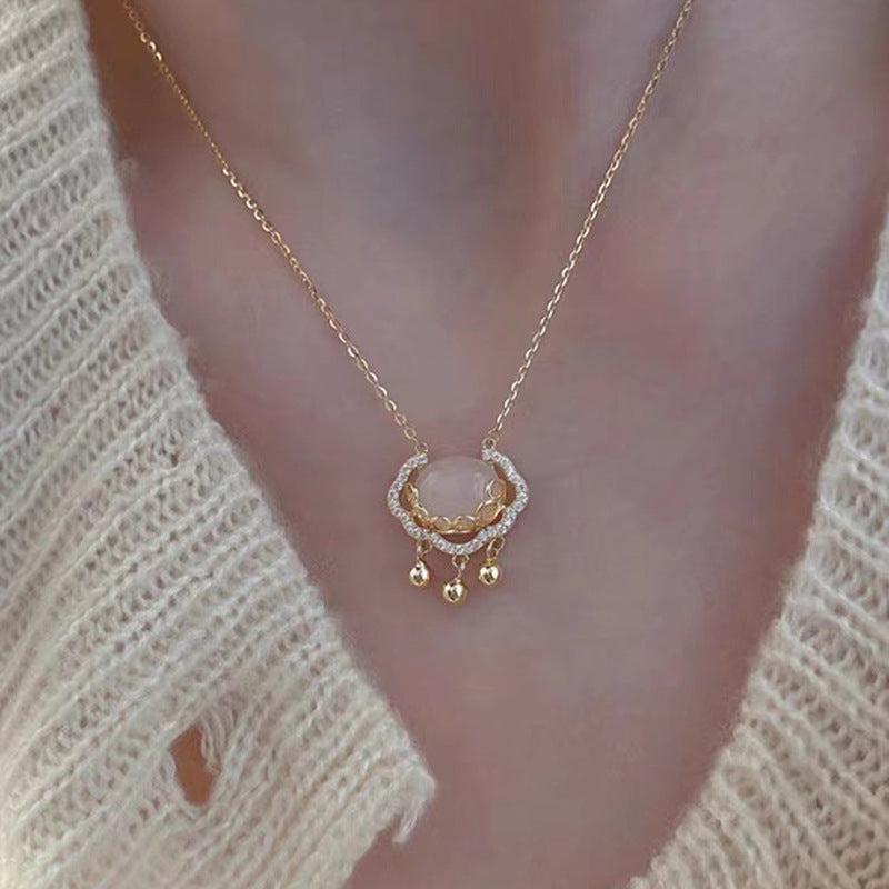 Damen Halskette mit elegantem Anhänger und zierenden Elementen Shop Nory