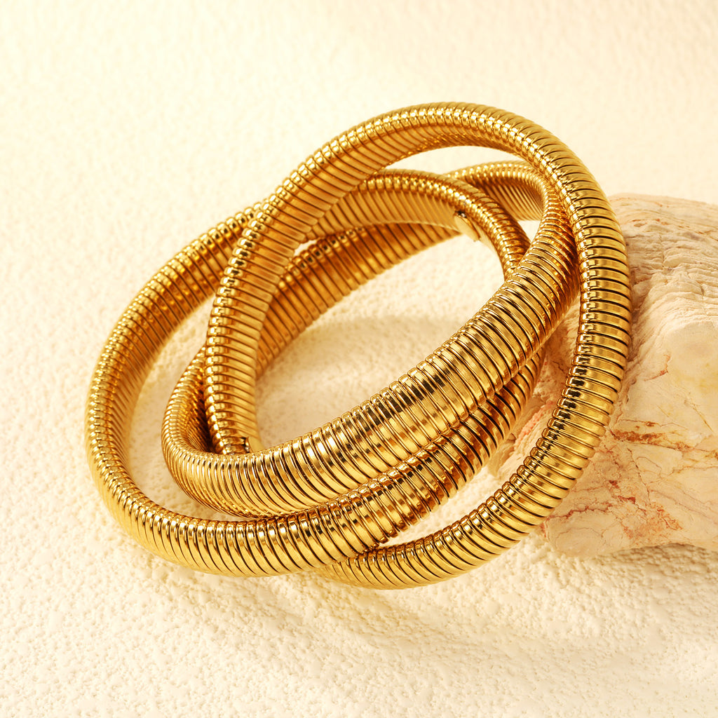 Damen Armreif mit geschwungenem Design und hochwertiger Goldbeschichtung Shop Nory
