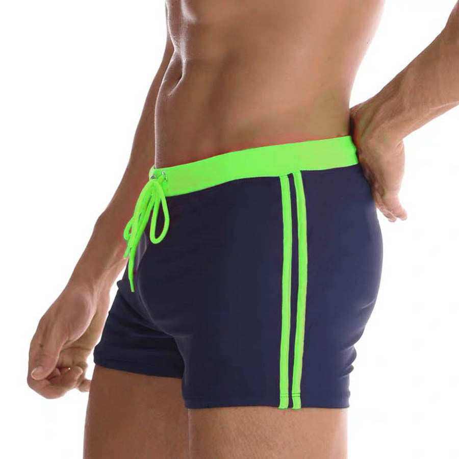 Herren Bade-Shorts mit peppigen Kontrastelementen
