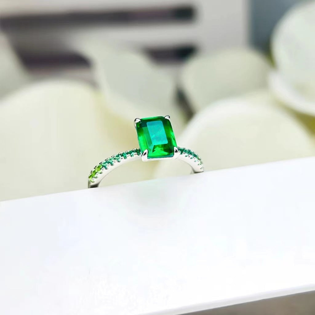 Damenring mit strahlendem, rechteckigem Edelstein und funkelnden Zirkonia-Steinen Shop Nory