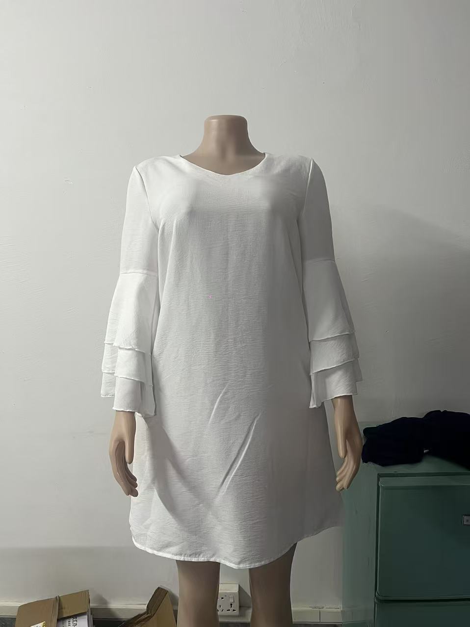 Damen Leinenoptik Minikleid mit V-Ausschnitt und voluminösen Stufenärmeln Shop Nory