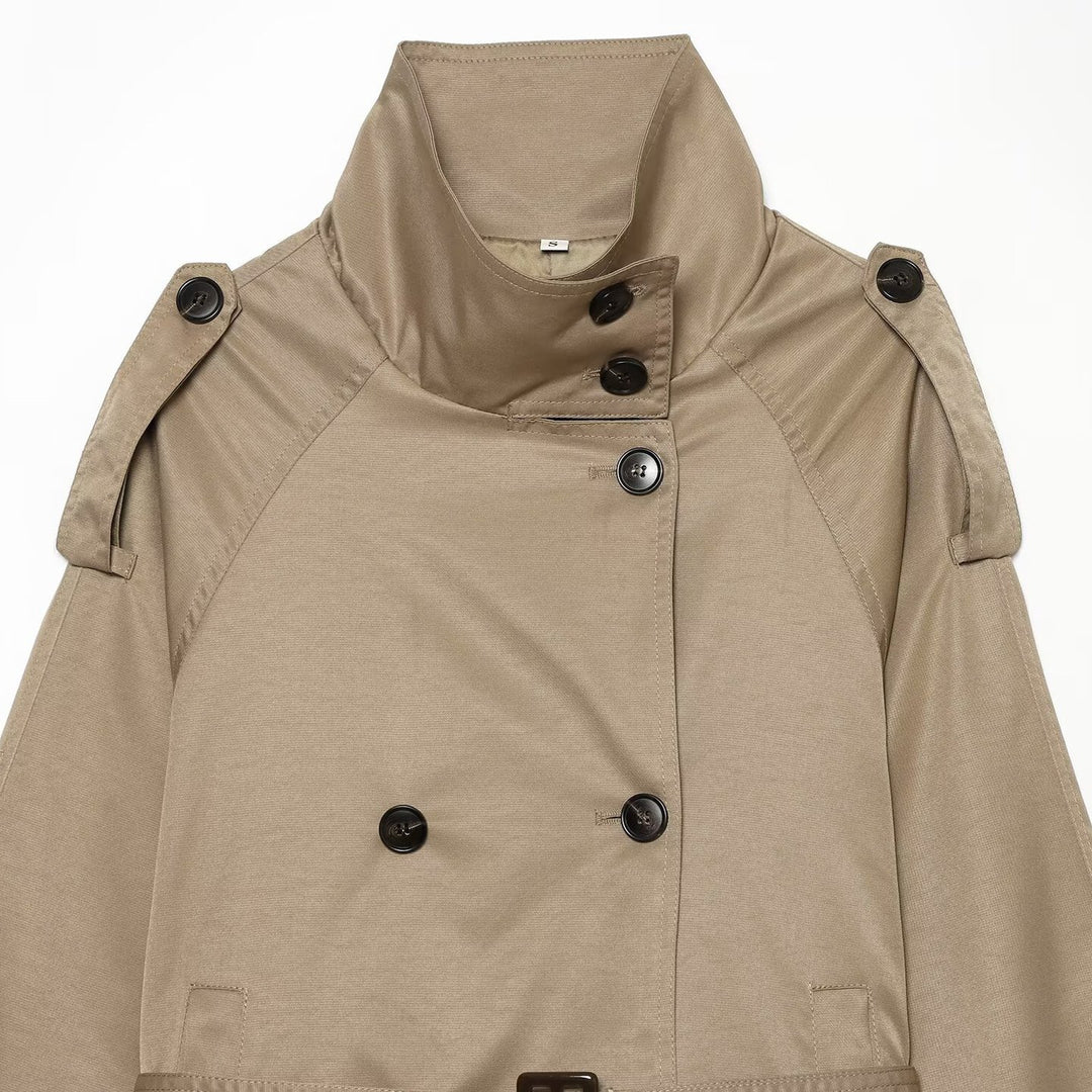 Damen Kurze taillierte Trenchjacke im Cape‑Look mit hohem Funnelkragen und Schnallenmanschetten Shop Nory
