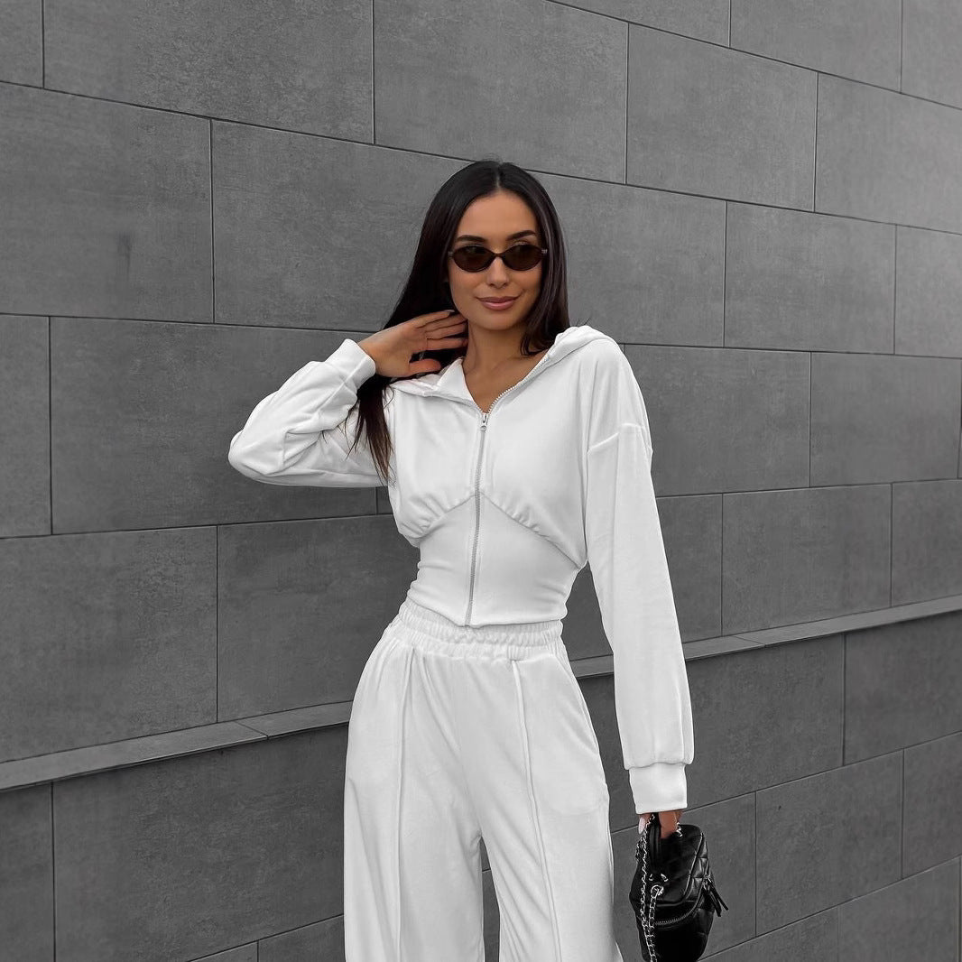 Damen kurzes Kapuzen-Cropped Zip-Sweatshirt mit tailliertem Brustsaum und weiter Velours-Loungehose mit elastischem Bund Shop Nory