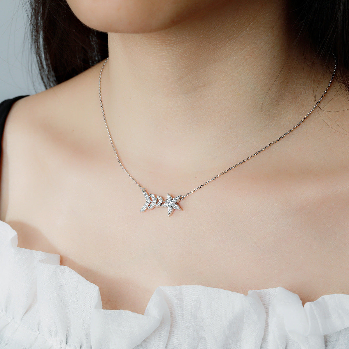 Damen Halskette mit kunstvollem Stern-Design und funkelnden Kristallen Shop Nory