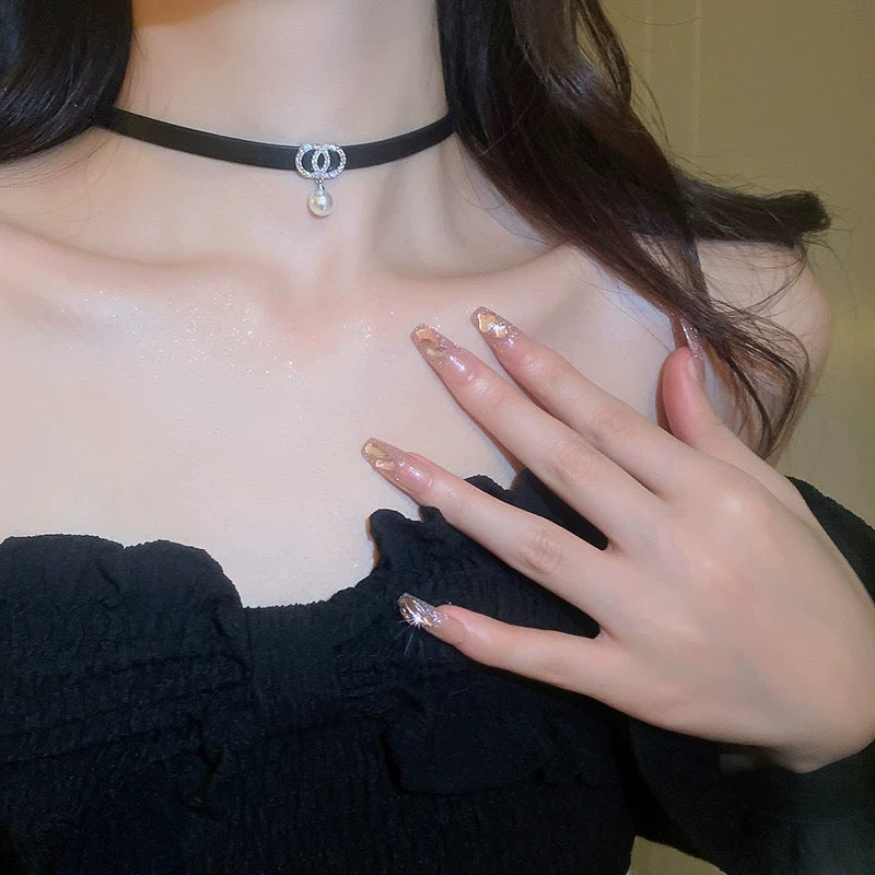 Damen Halskette mit funkelnden Zirkonia-Akzenten und eleganter Perle Shop Nory