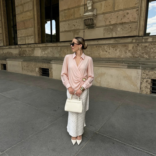 Damen Wickelbluse aus seidigem Crêpe mit Drapierung, tiefem V‑Ausschnitt und goldem Zierknopf Shop Nory
