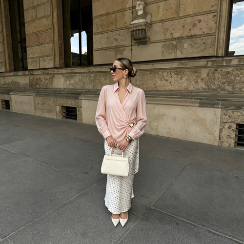 Damen Wickelbluse aus seidigem Crêpe mit Drapierung, tiefem V‑Ausschnitt und goldem Zierknopf Shop Nory